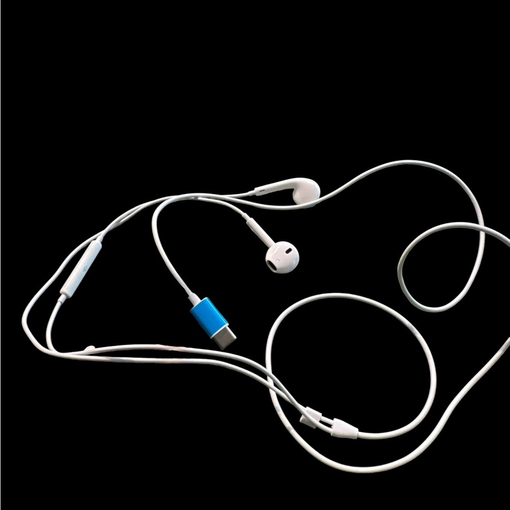 Apple White Wired Earbuds with Blue Connector